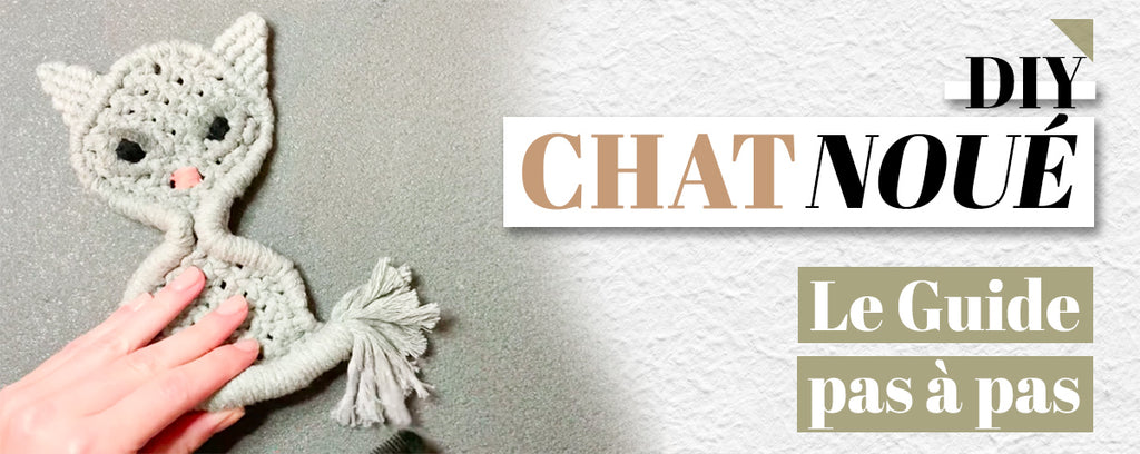 main qui noue un chat en macramé gris