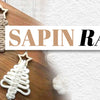 trois sapin en macramé sur une table en bois avec une pomme de pin