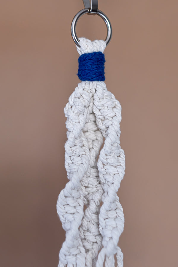 Torsades d'une suspension en macramé sur un anneau en métal