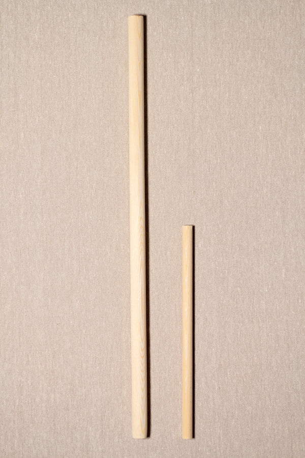 2 bâtons en bois en macramé de différentes tailles