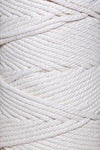 Zoom sur la texture d'une corde à macramé torsadée