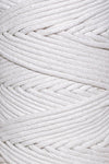 Zoom sur la texture d'une corde à macramé tressée