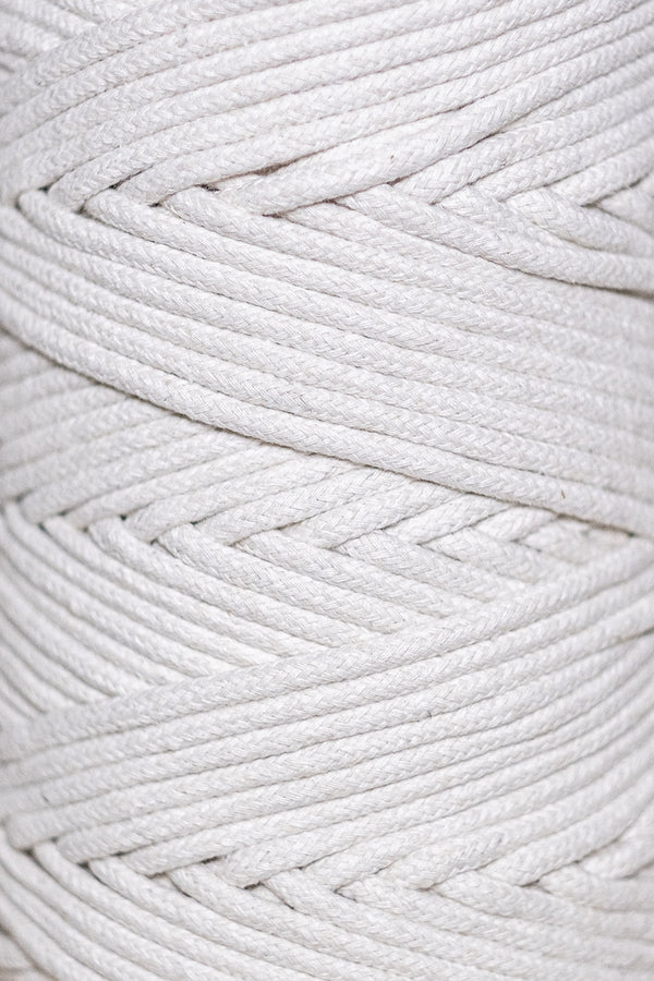 Zoom sur la texture d'une corde à macramé tressée