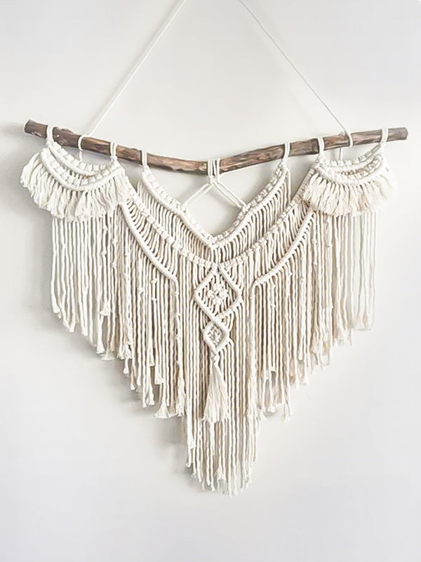 décoration murale macramé à motifs sur un bâton de bois