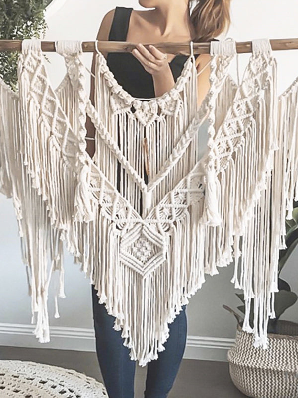 femme qui tient une grande suspension en macramé artisanale