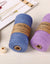 coton peigné bleu et violet à côté d'une perle en bois