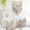 macramé mural gris dans une chambre boho