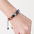 bracelet macramé shamballa porté sur un poignet